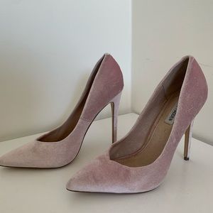 Steve Madden: Pink Velvet Pumps